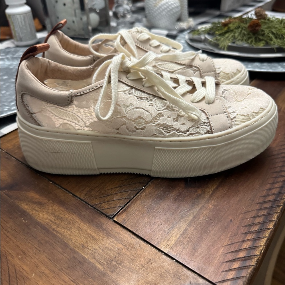 Women’s 42 Gold Glee Cream Lace Platform Lace-Up Sneakers size 8